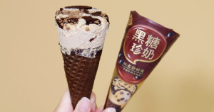 杜老爺甜筒新口味！珍奶控衝全聯搶「黑糖珍奶冰淇淋甜筒」，用「Q彈黑糖珍珠冰」挑戰史上最高人氣杜老爺甜筒。