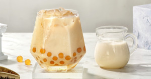 珍奶控等到了！韓國爆夯貢茶「黃金珍珠絲滑奶茶」台灣終於開賣，免費「50元飲料折價券」先領起來。