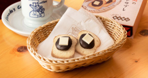 一週賣破4萬個！日本「客美多紅豆吐司餅乾」上市超瘋搶，極濃秘醬「巧克力尬紅豆泥」，刷新名古屋伴手禮清單。