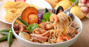 義大利麵湯咖哩！BEPPIN PASTA聯名Suage北海道湯咖哩推出全新「湯咖哩義大利麵」香煎雞腿、澎湃海鮮，會停不下來的味道。