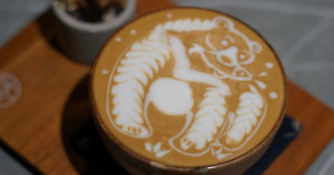每杯咖啡都是一幅畫！台中最美拉花咖啡館「Yasumi Cafe」，老闆是世界盃拉花大賽冠軍，動物、風景拉花都難不倒。