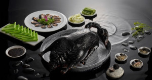 老闆必吃粵菜！六福萬怡粵亮廣式料理「水墨松露黑天鵝四吃」6880元，重達5斤半白羅曼鵝、一桌人一起吃剛剛好。