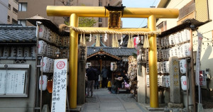 來去日本洗錢！超強京都招財景點「御金神社」，求財運必衝，錢包造型御守買起來。