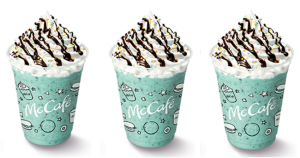夏日限定！日本麥當勞「OREO薄荷巧克力冰沙」預計這天開賣，搭配馬卡龍更繽紛可愛。