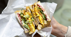 50元就能吃超飽！「基隆碳烤三明治」宵夜首選是這間，5層超狂三明治難以一手掌握。