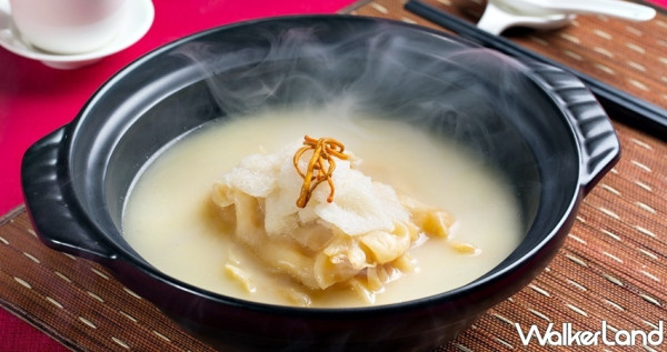 挑戰「最好喝的湯」稱號！國賓大飯店推出「膠濃湯煲土雞、花膠清燉土雞」半價優惠活動，搶攻秋季必喝「湯王」清單。