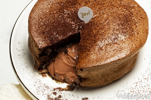巧克力控的情人節大餐！petit doux微兜推出「可可伯爵瓦帕鬆餅」，苦甜大人系「爆漿巧克力內餡」手刀搶吃。