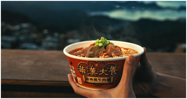 暢銷四十年的牛肉速食麵「滿漢大餐」，讓韓國網友看到台灣的絕美景色都說讚。