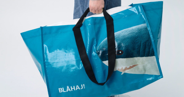 IKEA鯊鯊又來搶錢！一個只要59元的「鯊鯊版IKEA大購物袋」線上就能買，兩隻鯊鯊玩偶「千元有找優惠」讓你在家防疫超療癒。
