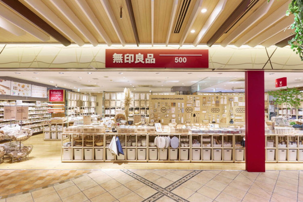 小資族準備逛爆了！東京「無印良品500日圓」商店強勢開幕，只要「台幣110元」就能瘋狂掃貨，共3,000款實惠商品買到你出不了門口。