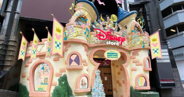 最美迪士尼商店快打卡！日本開業最久「迪士尼周邊商店」歡慶30週年，「軍樂隊造型米奇、米妮」限定裝潢搶先拍，加碼再搶繽紛系紀念周邊。