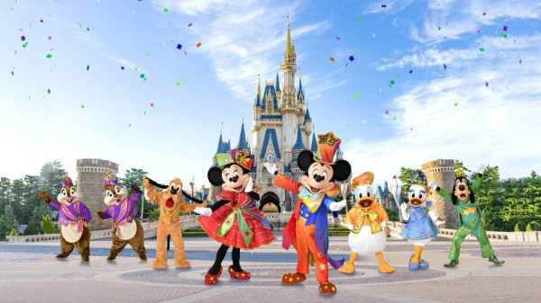人潮爆炸也要朝聖！「東京迪士尼樂園40週年慶」2023年4月開跑，連續350天都有精彩活動，3個重點打卡造景區千萬別錯過。