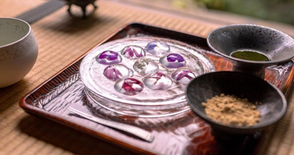 日本僅此一家水晶蕨餅！坐享國寶級日式庭園，享受美美的透明花瓣蕨餅，京都烏丸「麓壽庵」必訪。