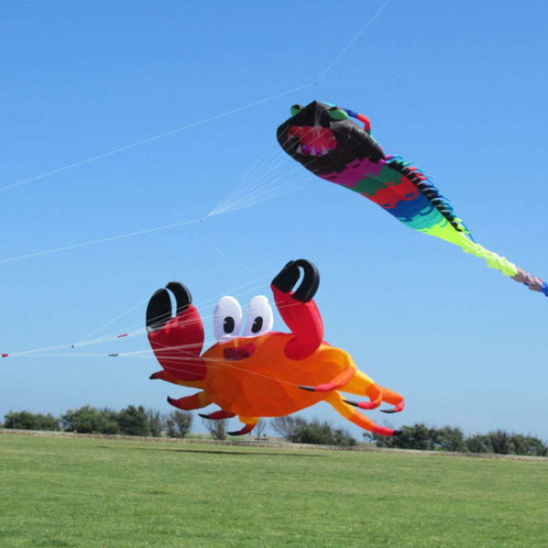 這裡的天空超繽紛！2018新竹市國際風箏節開跑，七國風箏達人齊聚新竹漁港放特色風箏，還有1400份免費風箏限量送。