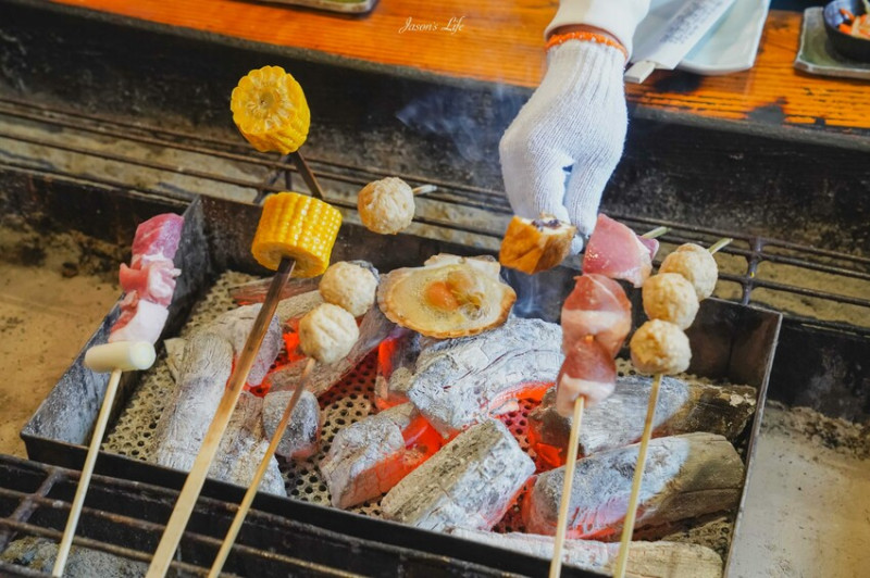 日本【日本山梨│美食】山麓園。山梨美食推薦，體驗傳統爐端燒，圍坐在地爐烤著自己的食材