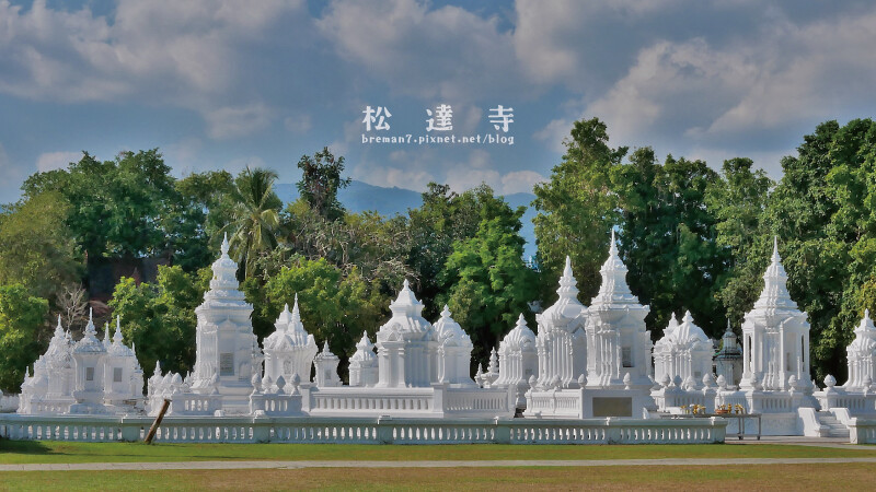 《泰國清邁自由行》松達寺 Wat Suan Dok│14世紀古寺與草地上的絕美白色塔林