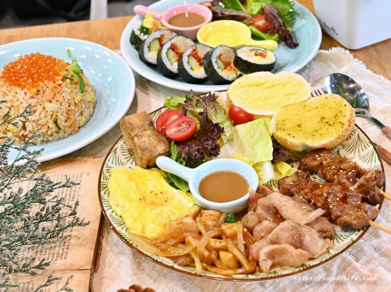 台中市北區柚子早午餐｜台中特色早午餐，不只大份量還結合日式串燒，還有超狂鮭魚卵炒飯