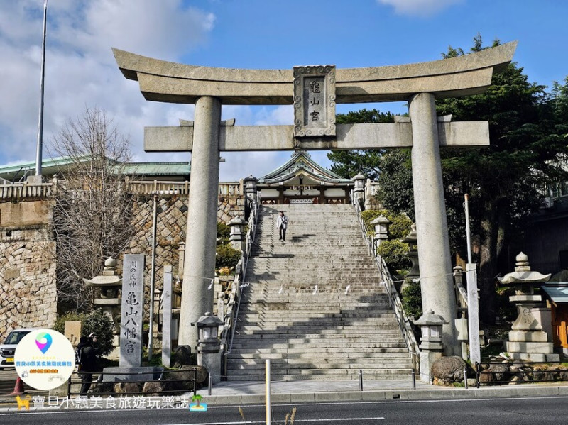 日本[旅遊]日本 山口縣 下關 龜山八幡宮 起源於唐貞觀時期的古老神社 日本最大花崗岩鳥居 登上神社上還可欣賞遠