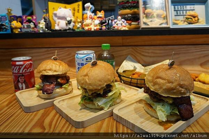 【新竹東門市場漢堡推薦】Buddy Burger Lab.美式手工漢堡，真材實料！雙層手拍牛肉堡多汁又美味！現點現做，飽足感十足。新竹美食
